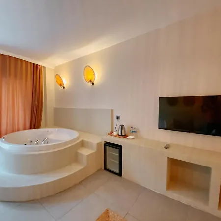 Clotho Suites - Golden Life Resort アパートホテル
